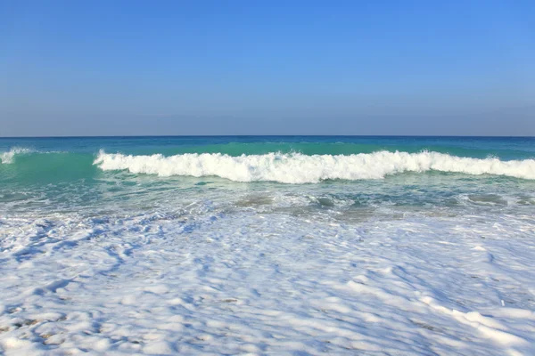 Fale i piaszczystej plaży. — Zdjęcie stockowe