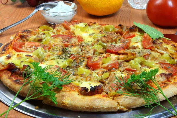 Pizza og grøntsager. - Stock-foto