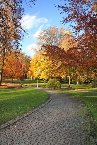 Podzimní lázeňské zahrady. — Stock fotografie