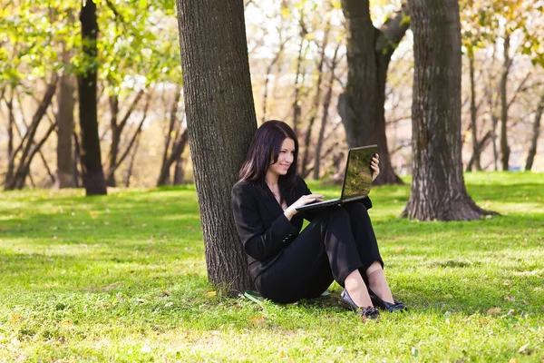 Young businesswoman working in the park. — Stock Photo, Image