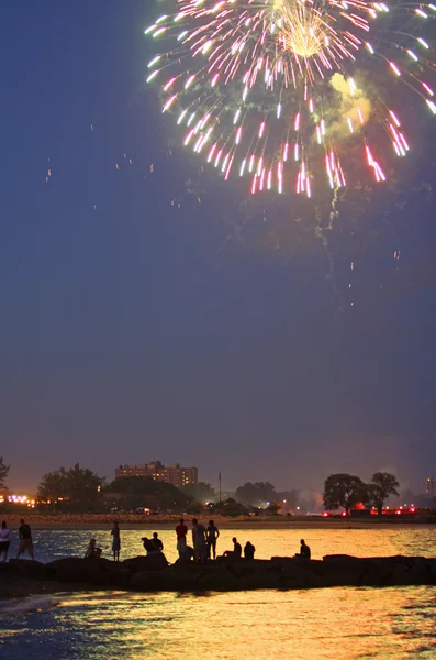 Feuerwerk über dem Wasser — Stockfoto