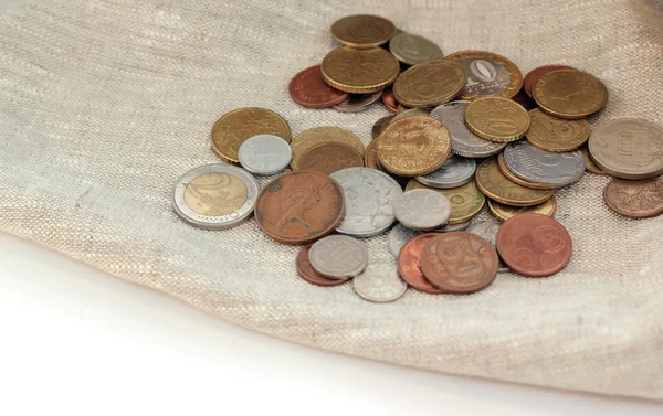 Μέταλλο Νομίσματα Από Διάφορες Χώρες Στο Τραπέζι — Φωτογραφία Αρχείου