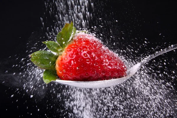 Aardbeien Met Suiker Zwarte Achtergrond — Stockfoto
