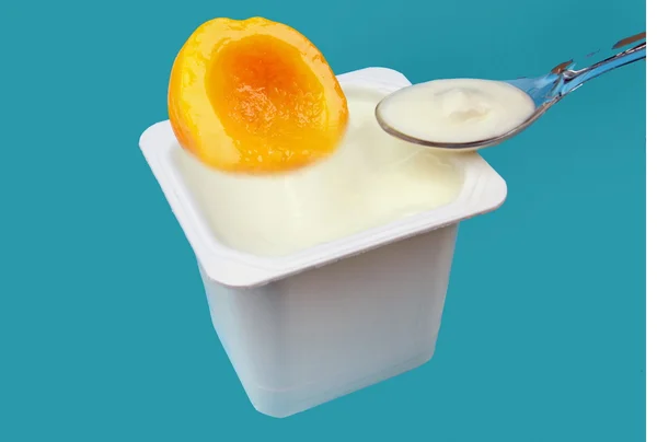 Joghurt Mit Früchten Auf Blauem Hintergrund — Stockfoto