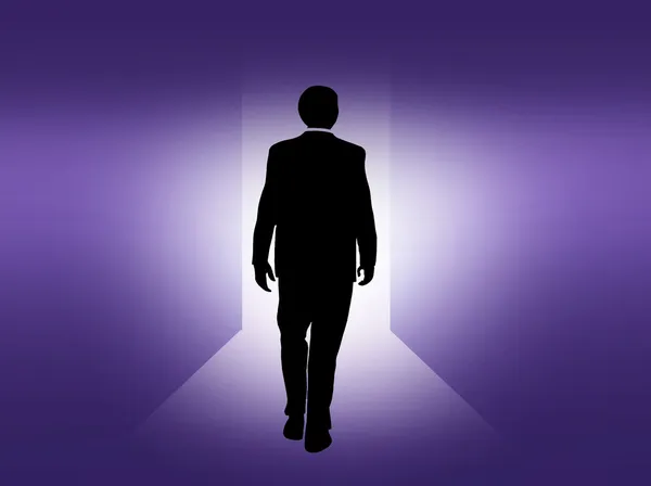 ışığa doğru yürüyen adam