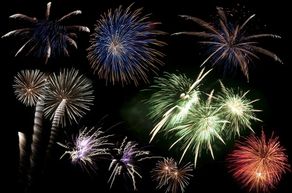 Esplosioni di fuochi d'artificio colorati — Foto Stock