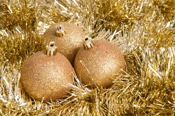 Três bugigangas douradas de Natal — Fotografia de Stock