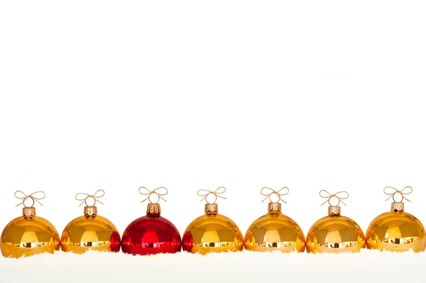 Gouden kerstballen in de sneeuw — Stockfoto