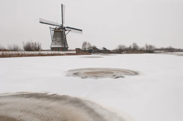 Větrný mlýn v zimní krajině — Stock fotografie