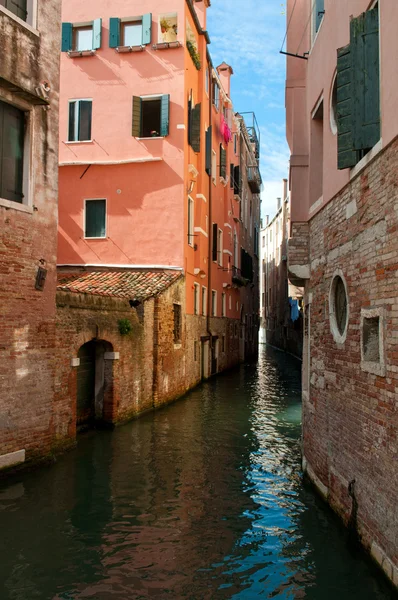 Průplav mezi domy, Benátky — Stock fotografie