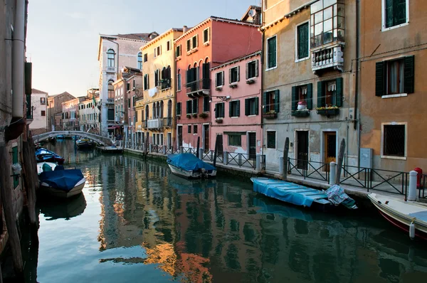 Canal entre casas de veneza — Fotografia de Stock