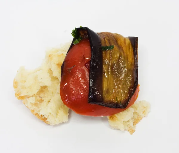 Жареные баклажаны с помидорами — стоковое фото