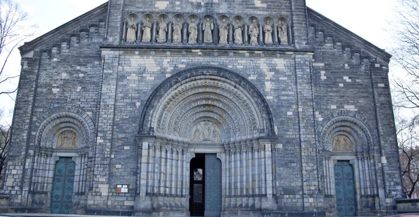 Venster deur kerk in Praag — Stockfoto