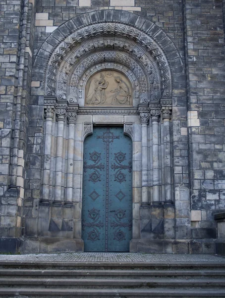 Okna dveře kostel v Praze — Stock fotografie