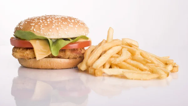 Tavuk burger ve patates — Stok fotoğraf