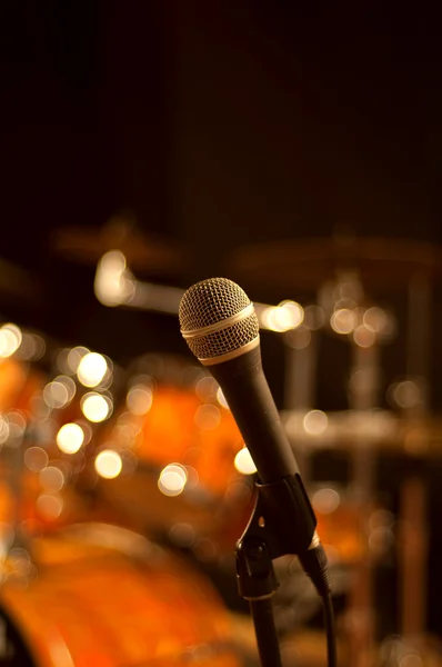 Microfone Stand Com Luzes Estúdio Conjunto Tambores Fundo — Fotografia de Stock
