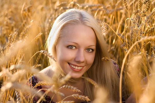 Smilling mujer rubia hermosa en el primer campo de trigo —  Fotos de Stock