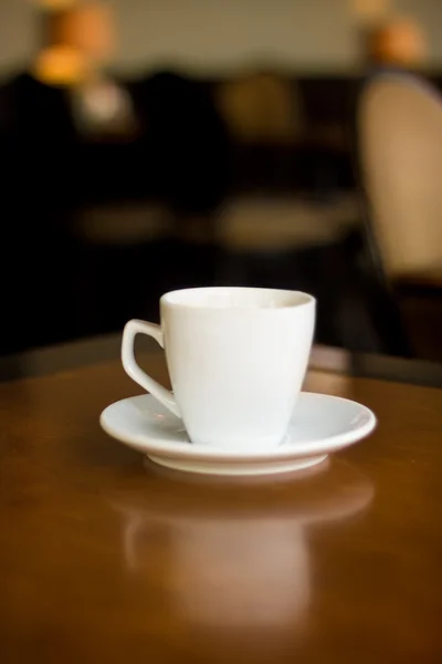 Taça branca na mesa no café — Fotografia de Stock
