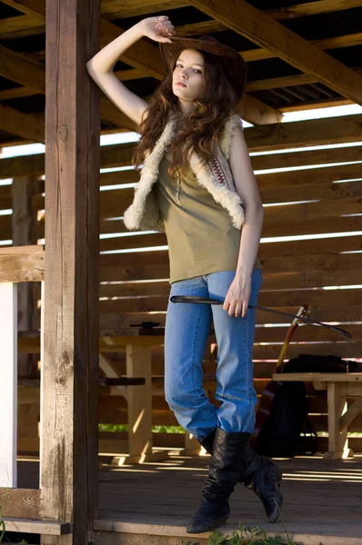 Ritratto di bella cowgirl in stetson con frusta — Foto Stock