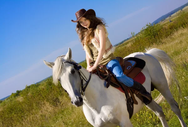 Jonge cowgirl op witte paard — Stockfoto