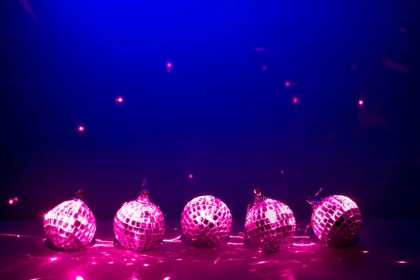 Luces de reflectoin de cinco bolas de discoteca púrpura sobre fondo azul —  Fotos de Stock