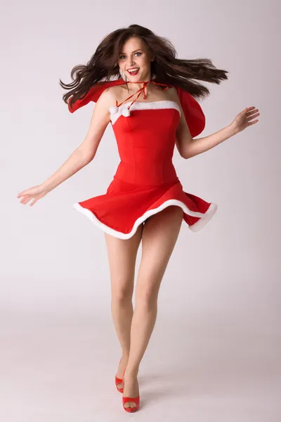 Femme souriante très heureuse en costume sexy rouge de Noël — Photo