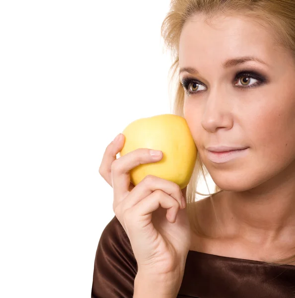 Casual kadın beyaz bir arka plan üzerinde izole bir elma — Stok fotoğraf
