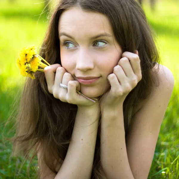Jovem adolescente bonita com buquê de dente de leão — Fotografia de Stock