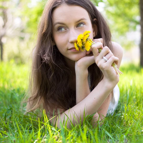 Giovane bella adolescente con bouquet di tarassaco — Foto Stock