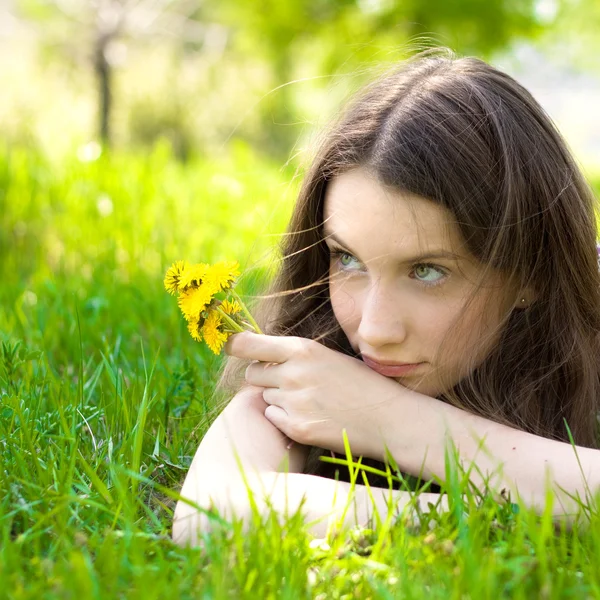 タンポポの花束と美しい 代の若い — ストック写真
