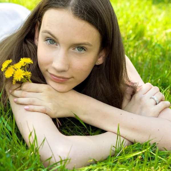 Giovane Bella Adolescente Con Bouquet Tarassaco — Foto Stock