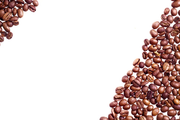 갈색을 띤 볶은 커피 원두는 흰 배경에서 분리 된다 — 스톡 사진