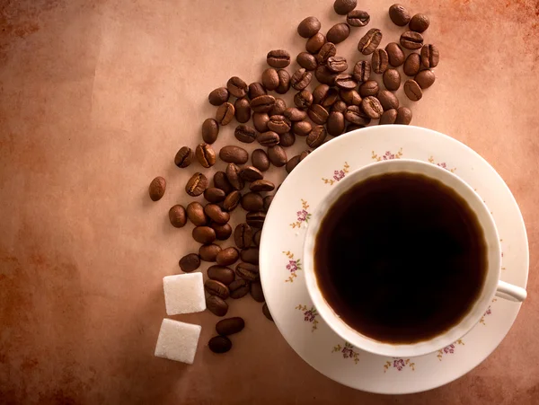 挽きたてのブラック コーヒーを トップ ビュー 豆に焦点を当てる — ストック写真