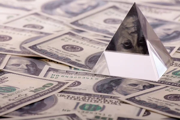 Пирамида на долларах. макро крупный план — стоковое фото