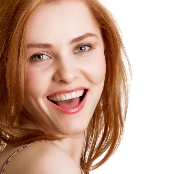 Привлекательный портрет улыбающейся женщины на белом фоне — стоковое фото