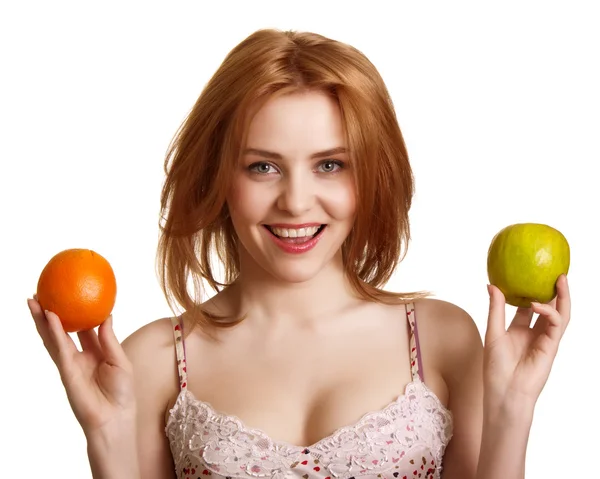 幸せな若い女性リンゴとオレンジ 笑みを浮かべて 白で隔離されます — ストック写真