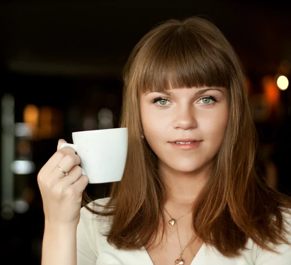 Belle femme avec café — Photo