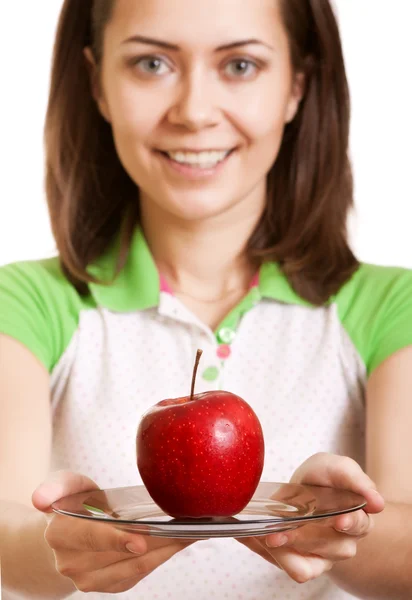 Jovem mulher sorridente feliz dar maçã vermelha na placa. focar appl — Fotografia de Stock