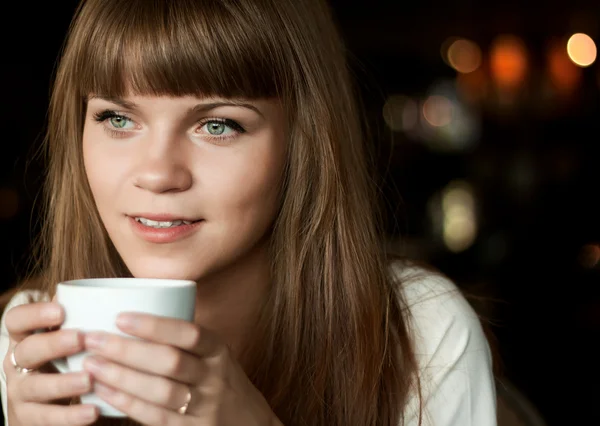 Mooie vrouw met koffie — Stockfoto