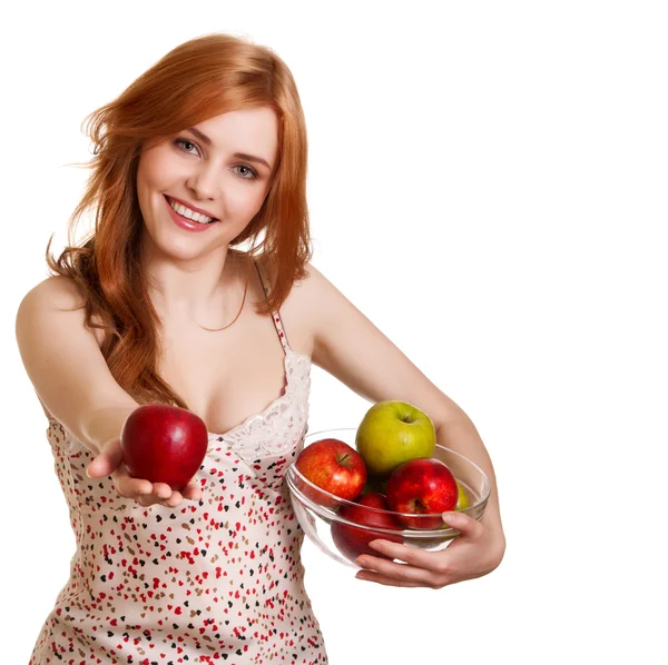 Jovem mulher sorridente feliz com maçã isolada no branco — Fotografia de Stock