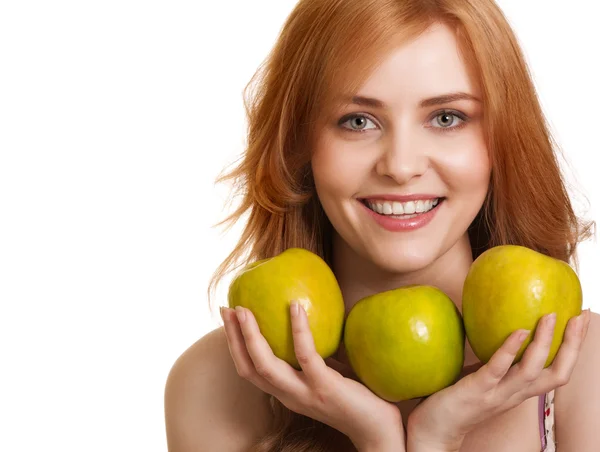 Молода щаслива усміхнена жінка з трьома зеленими яблуками ізольована на whi — стокове фото