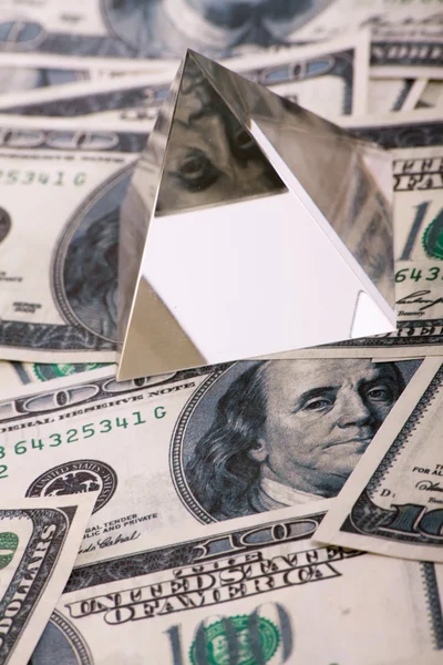 Pyramide auf Dollar. Makroaufnahme — Stockfoto