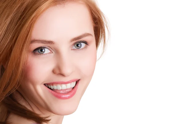 Attrayant portrait de femme souriante sur fond blanc — Photo