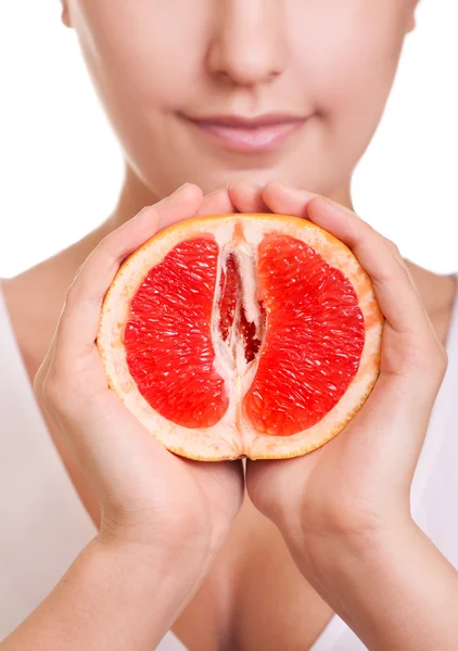Kvinna med grapefrukt i händerna närbild — Stockfoto