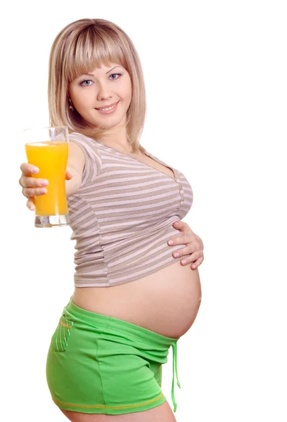 Retrato de uma mulher grávida com suco de laranja na mão isolada na — Fotografia de Stock