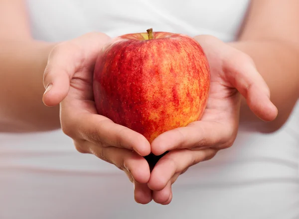 Червоне Яблуко Руках Жінки Стокове Фото