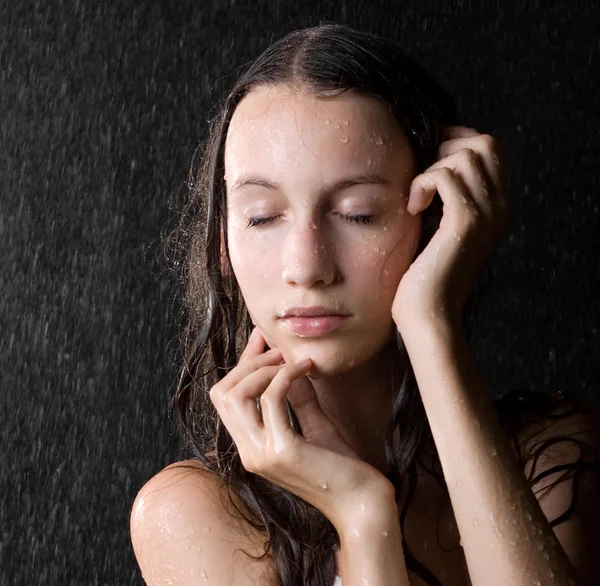 Porträt eines hübschen Mädchens mit geschlossenen Augen im Wasserstudio — Stockfoto