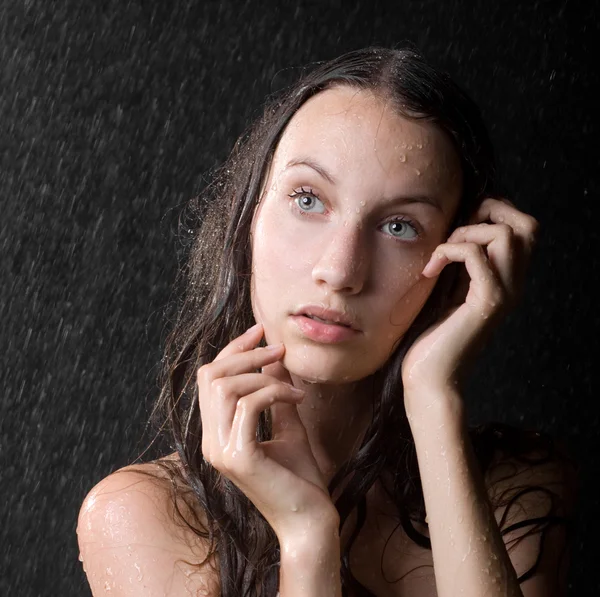 Porträt von ziemlich teen girl in wasser studio — Stockfoto
