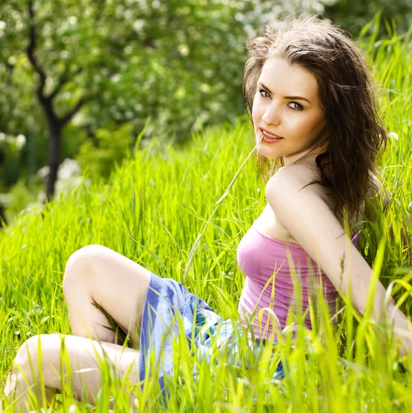 Красива молода жінка розслабляється на траві — стокове фото