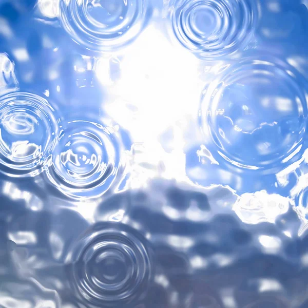 A kilátás a víz a nap és a háttérégbolt — Stock Fotó